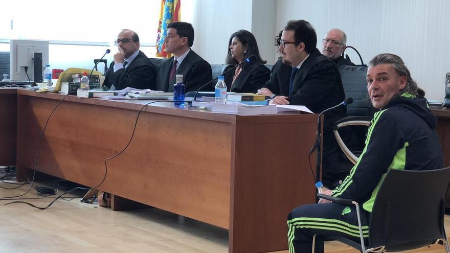 Un instante del juicio celebrado ayer en la Audiencia de Elche