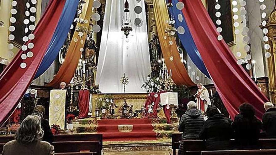Se ha decorado el altar mayor de Sant Bartomeu.