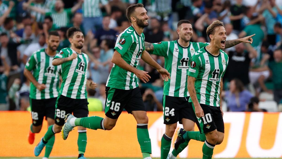 El centrocampista del Betis Sergio Canales celebra con sus compañeros tras marcar el 1-0