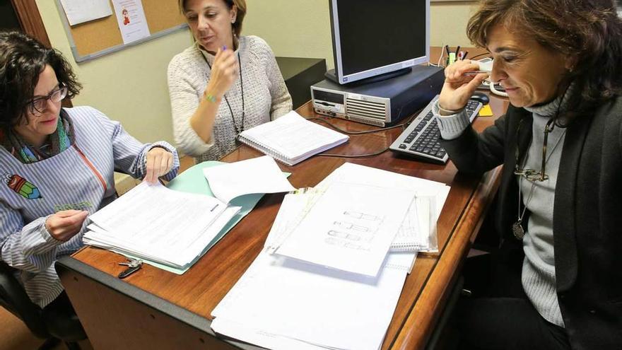 Por la izquierda, Marta Quirós, Mariola Suárez-Zarracina y Covadonga Álvarez, reunidas en el despacho de la última.