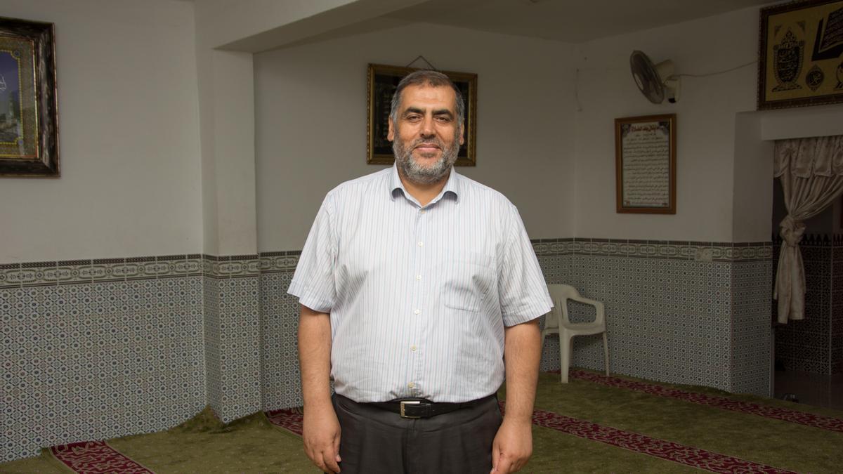 El imán en el interior de la mezquita, foto de archivo.