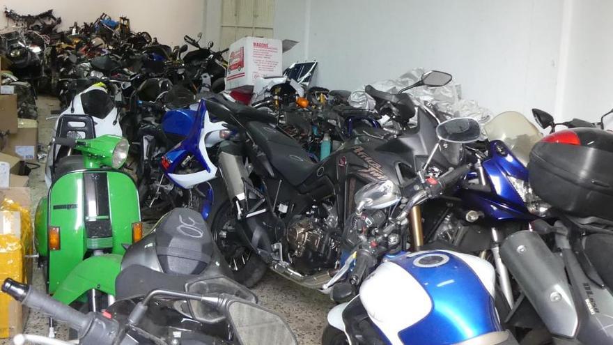 Salón con decenas de motos robadas