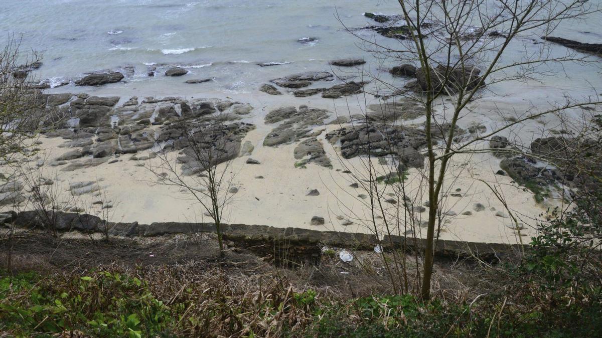 El muro dañado, visto desde el atrio de la iglesia románica. | GONZALO NÚÑEZ
