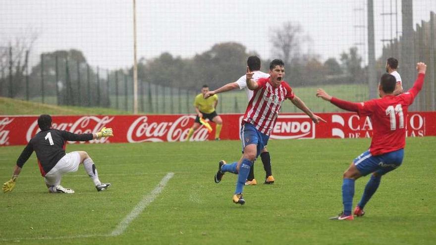 Cristian Salvador celebra su gol con su compañero Bertín, con el portero Otaño y los jugadores rivales mirando al juez de línea, durante el partido de ayer en Mareo.