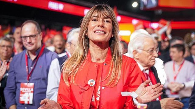 La dona del president del Govern, Begoña Gómez, durant la clausura del 41è Congrés Federal del PSOE el 2024.