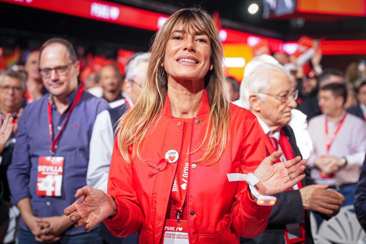 Archivo - La esposa del presidente del Gobierno, Begoña Gómez, durante la clausura del 41º Congreso Federal del PSOE en el Palacio de Congresos y Exposiciones, a 1 de diciembre de 2024, en Sevilla, Andalucía (España).