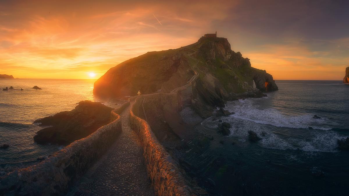 San Juan de Gaztelugatxe, en la localidad vizcaína de Bermeo, se ha popularizado gracias a la serie 'Juego de Tronos' como lugar habitual de excursionistas y visitantes.