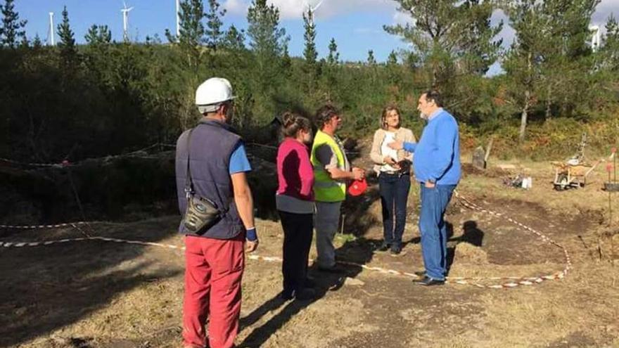 La alcaldesa Belén Cachafeiro volvió a visitar los trabajos arqueológicos.