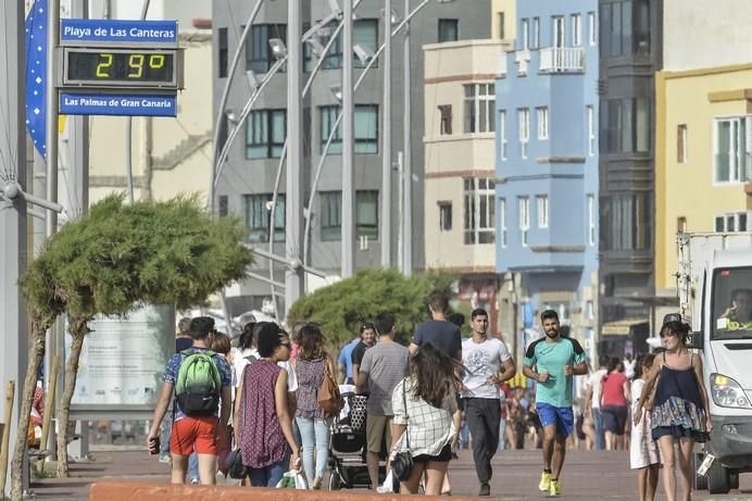 LAS PALMAS DE GRAN CANARIA A 21/06/2017. La Agencia Estatal de Meteorología (Aemet) ha decretado el aviso amarillo por altas temperaturas para este jueves, 22 de junio en Gran Canaria. Playa de Las Canteras. FOTO: J.PÉREZ CURBELO