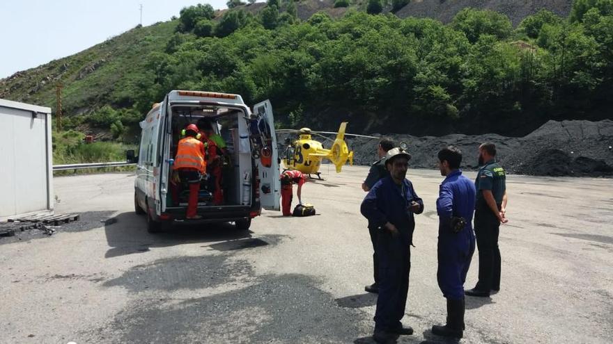 Trasladan al minero herido en una mina en Tineo