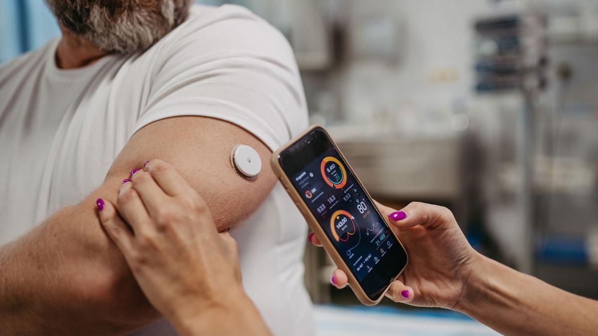Un paciente de diabetes monitoriza su nivel de azúcar en sangre a través del sensor de insulina y un teléfono móvil, en una imagen de recurso.