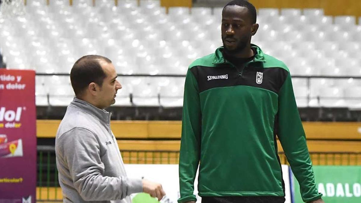 Boungou-colo conversa con el técnico, Carles Duran, en su primer entrenamiento