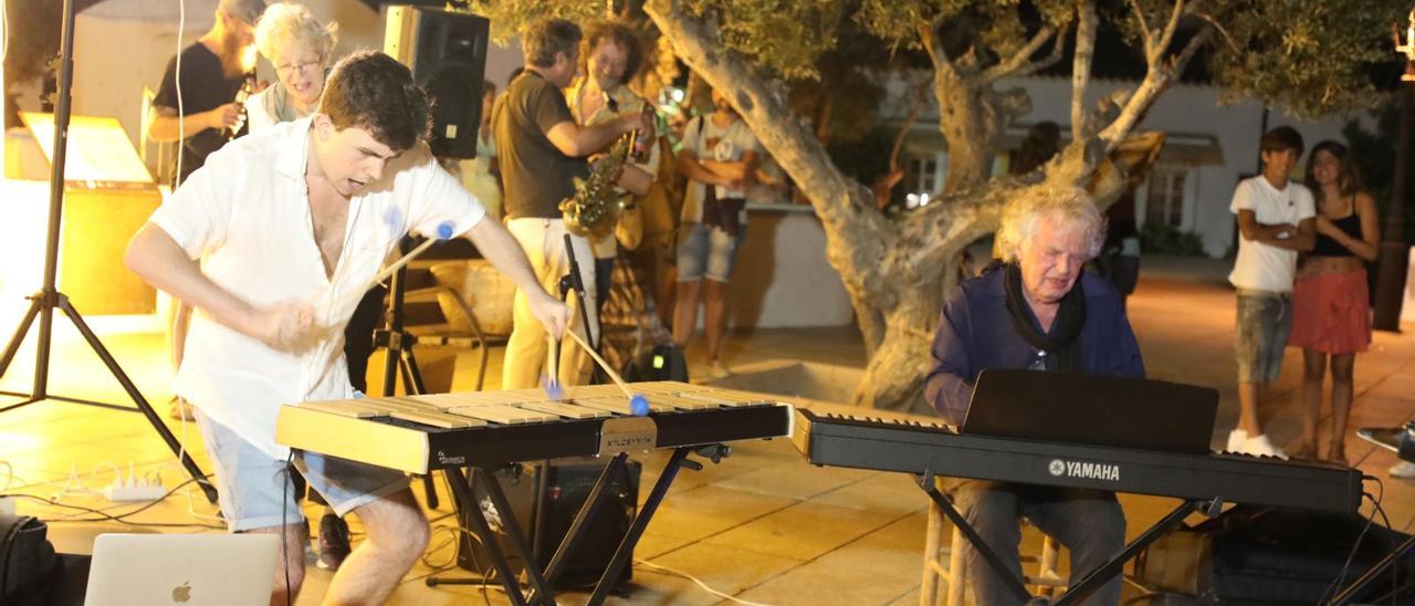 Andrés Coll, en su actuación del pasado 9 de julio con Joachim Kühn en Sant Francesc, en Formentera.