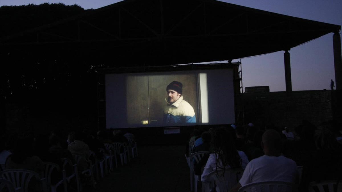 Una proyección de cine al aire libre en el Cerro Santa Catalina en 2011.