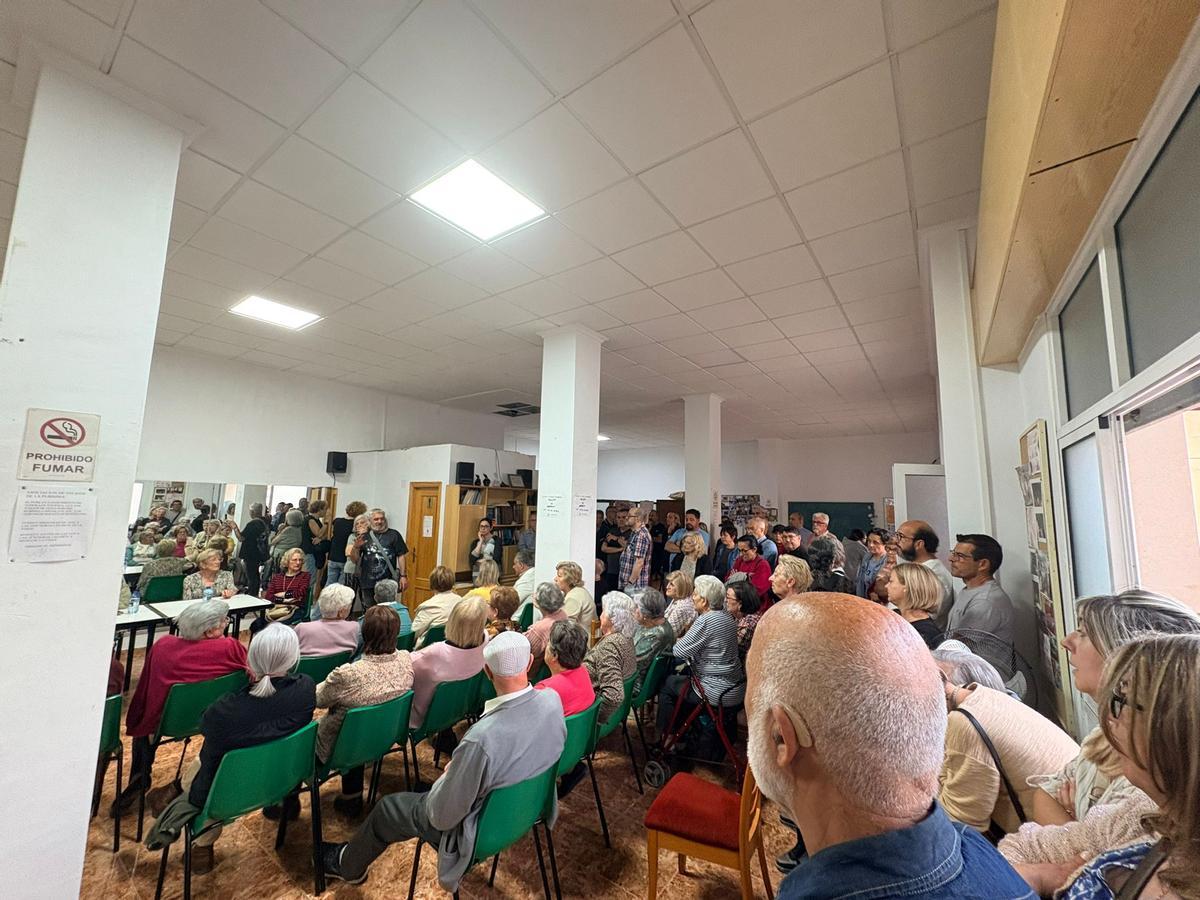 Un momento de la primera reunión de vecinos celebrada estos días por las molestias de los cuartelillos.