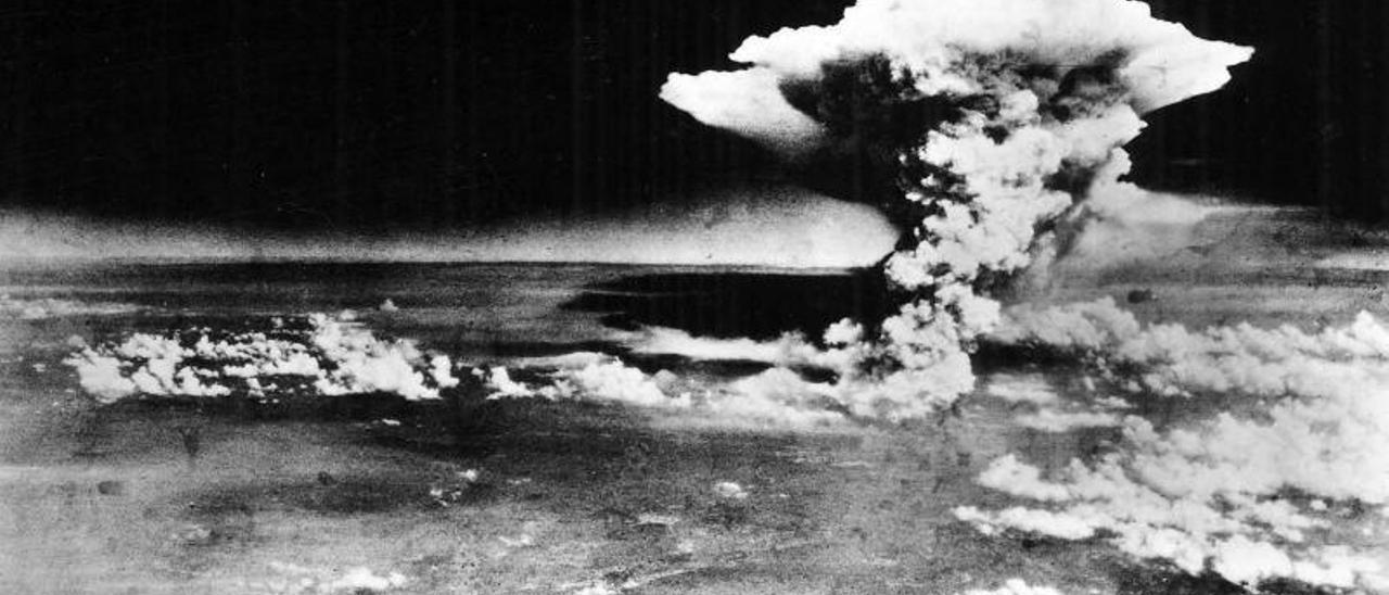 La nube de hongo producida por la explosión de la bomba atómica lanzada sobre Hiroshima por el Ejército de Estados Unidos en agosto de 1945. | LP/DLP