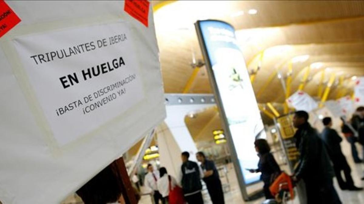 Protesta de trabajadores de Iberia en la T-4 de Barajas, el pasado noviembre.