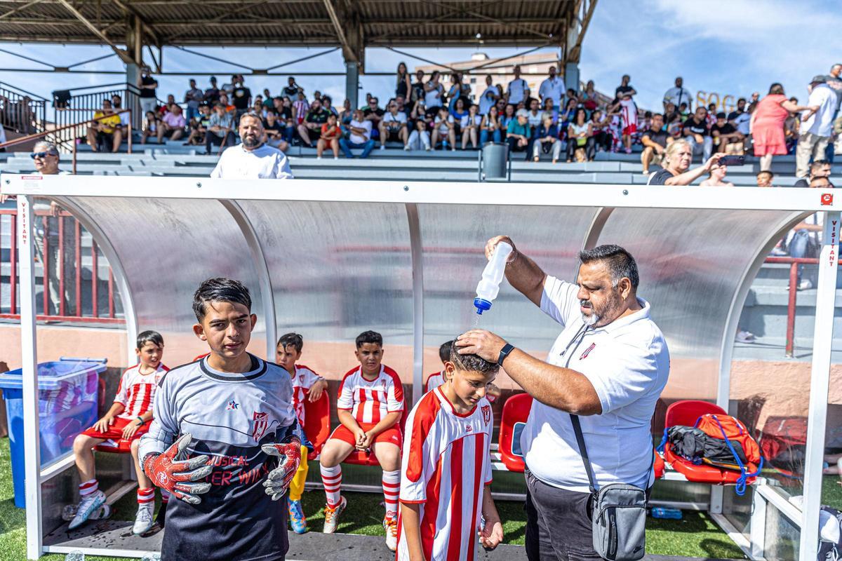 La Mina celebra su primera Champions infantil