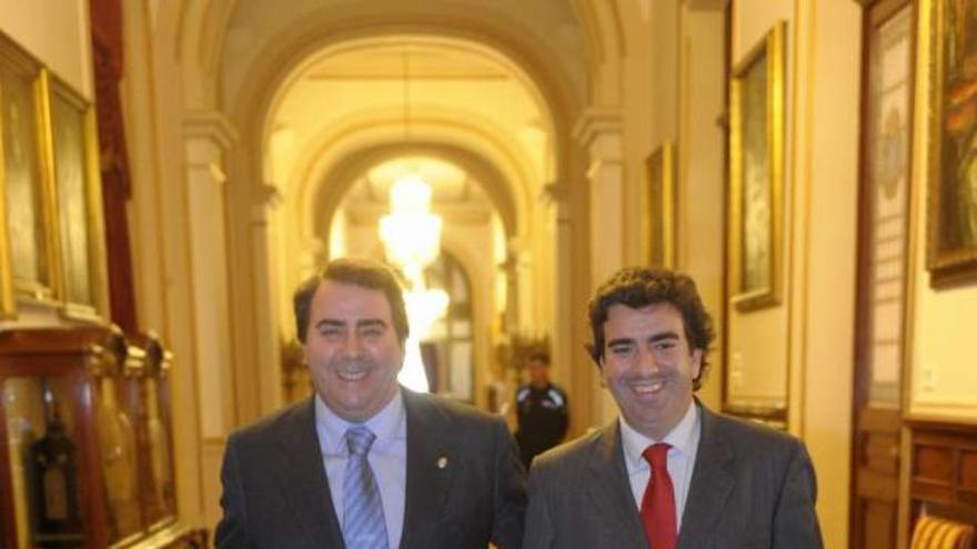 El alcalde, Carlos Negreira, y el concejal Martín Fernández Prado, ayer en el Ayuntamiento. / c. pardellas