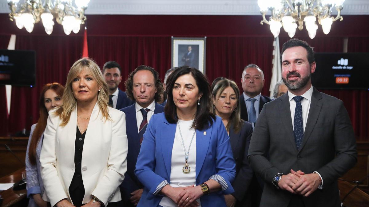 Foto de familia tomada tras la toma de posesión de Elena Candia al prosperar la moción de censura.
