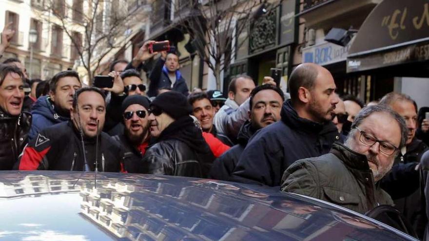 El concejal de Seguridad de Madrid se refugia en un bar de una protesta policial