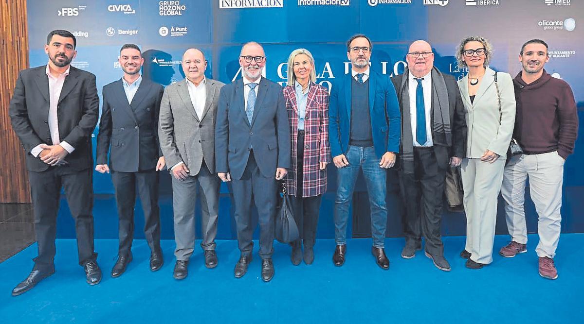 Los ediles de EU y PSOE de El Campello Pedro Mario Pardo y Yeray Hernández; el diputado Joaquín Melgarejo; el alcalde de El Campello, Juanjo Berenguer; los ediles de Hacienda y Deportes, Lourdes Llopis, y Marcos Martínez; los concejales de Per El Campello Paco Toni Palomares y Ángela Lloret, y el  de Podem Eric Quiles.