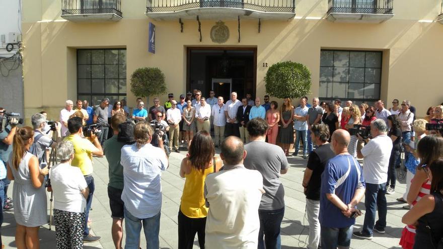 Minuto de silencio en honor a las turistas fallecidas en Tanzania en las puertas del Ayuntamiento de Vélez