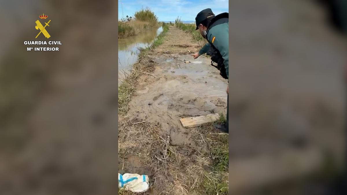 Los agentes localizan al hombre en la acequia.