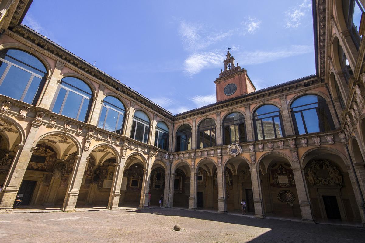 Sede histórica de la univerisdad, el Archiginnasio alberga actualmente la Biblioteca Comunal
