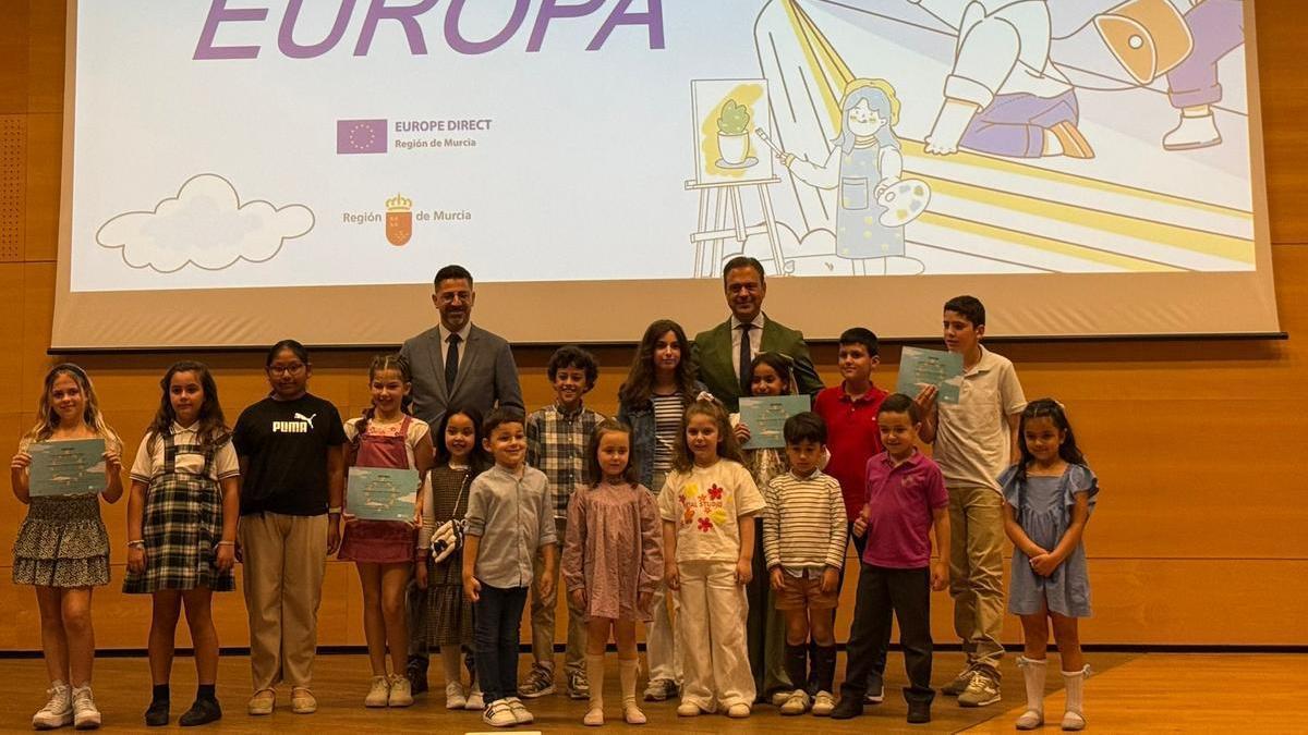 El consejero de Presidencia, Marcos Ortuño, y el director general de Unión Europea, Adrián Zittelli, con los escolares ganadores de la última edición del concurso