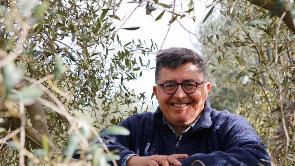 Joan Mayol Serra entre árboles