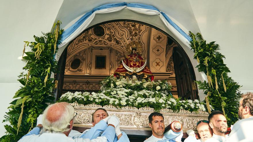 La patrona de Cáceres abre su Año Jubilar con cientos de devotos en el santuario