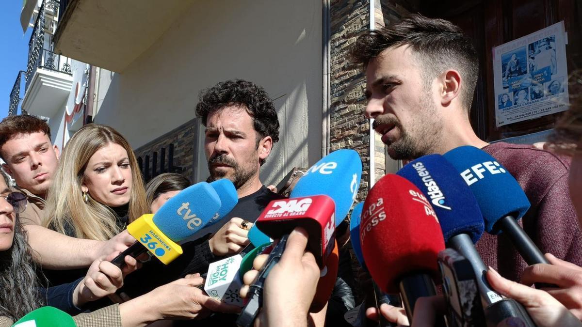 Dos de los hijos de Francisca Cadenas atienden a los medios de comunicación en la puerta de su casa en Hornachos, en una imagen de archivo.