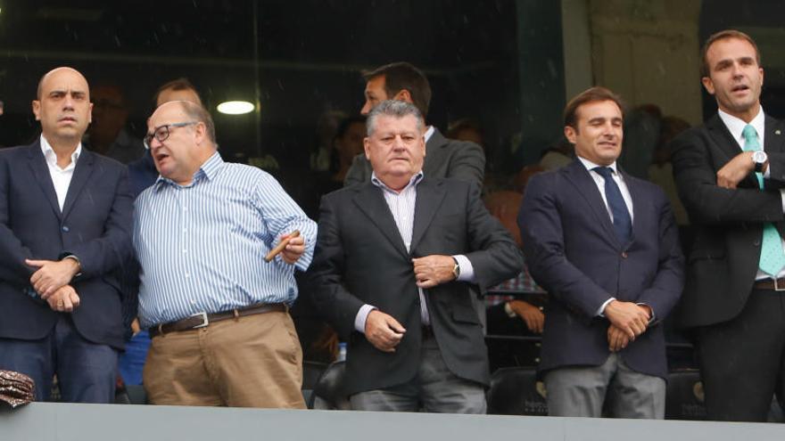 Los dirigentes del Hércules junto al alcalde Gabriel Echávarri en el palco del Rico Pérez