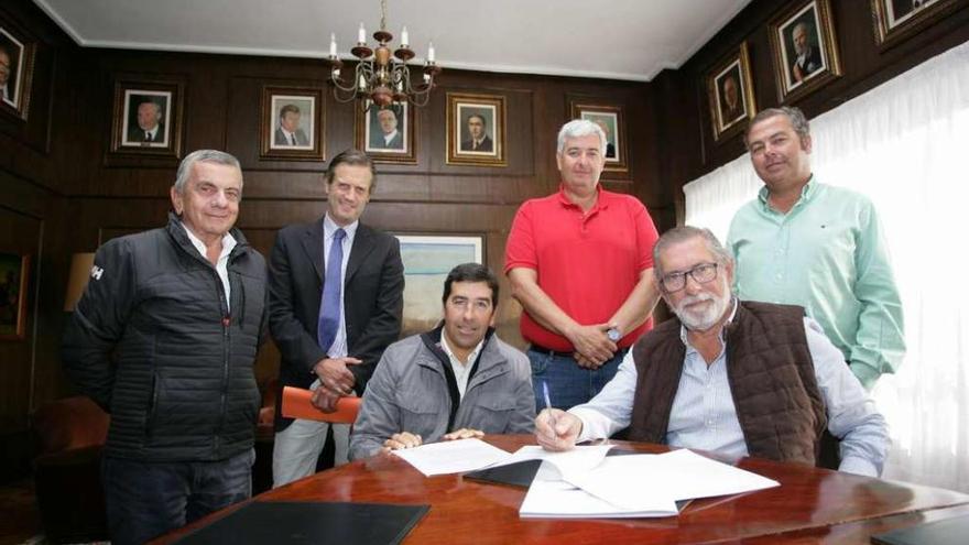 Gonzalo Araújo y Justo González, en la firma del convenio para la disputa del Gallego de J70. // FDV