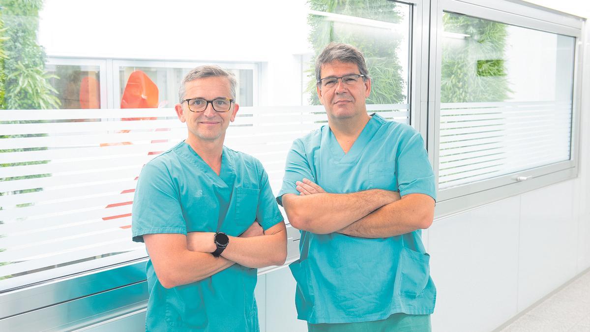 Los doctores Guillermo  Til y Pedro Sarría en la  Clínica Rotger.