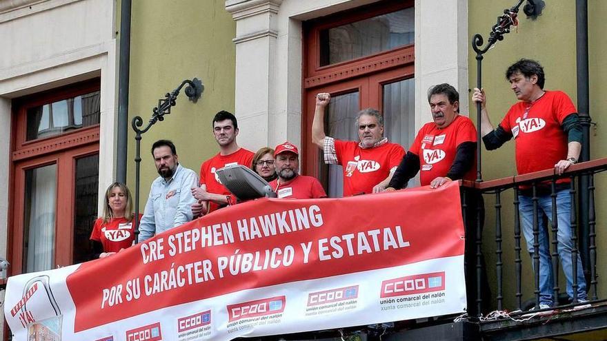 Los encerrados, en el balcón del Ayuntamiento.