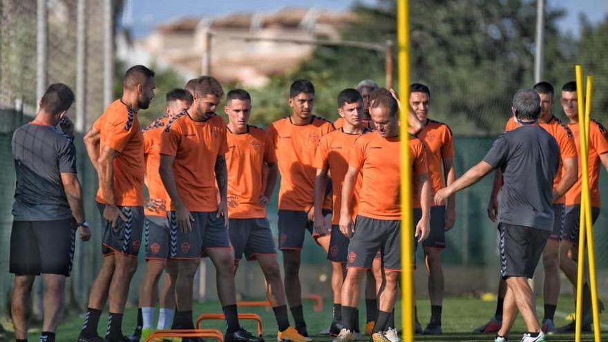 Varios canteranos entrenando con el primer equipo