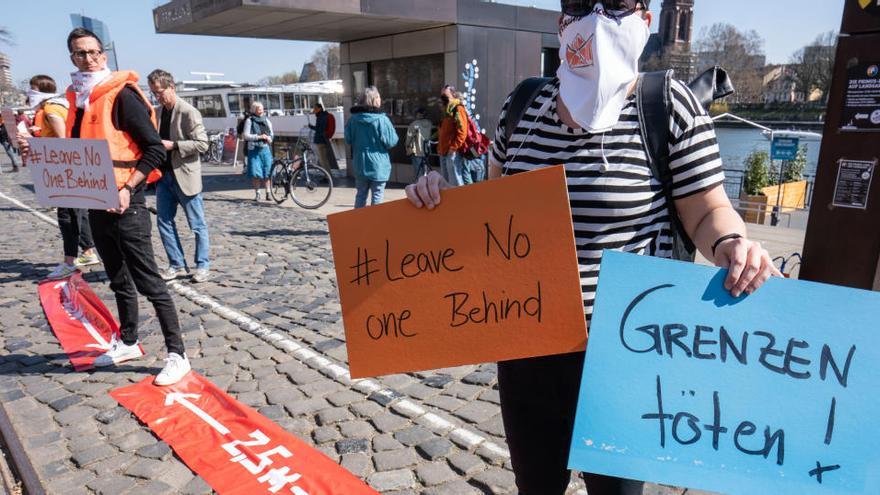 La Policia dissol manifestacions a favor dels refugiats a Berlín i Frankfurt