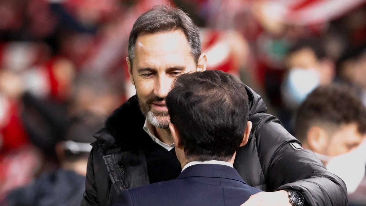 Vicente Moreno en la previa del partido junto a Marcelino