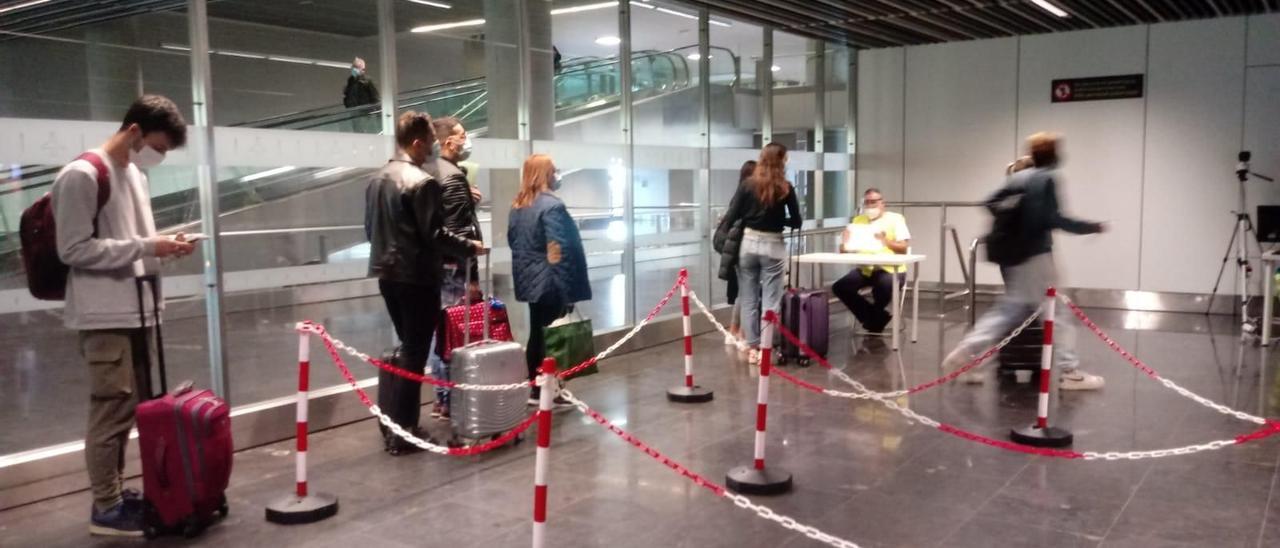 Así son los controles de pruebas diagnósticas en los aeropuertos de Canarias