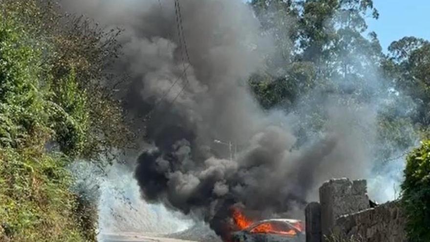 Un coche queda completamente calcinado tras arder de forma espontánea mientras circulaba en Bueu