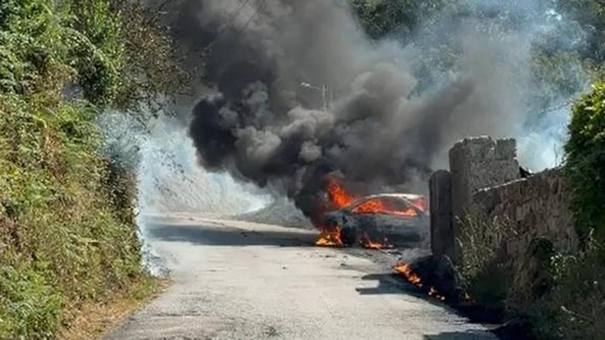 El vehículo, en llamas apartado en un lateral del vial.