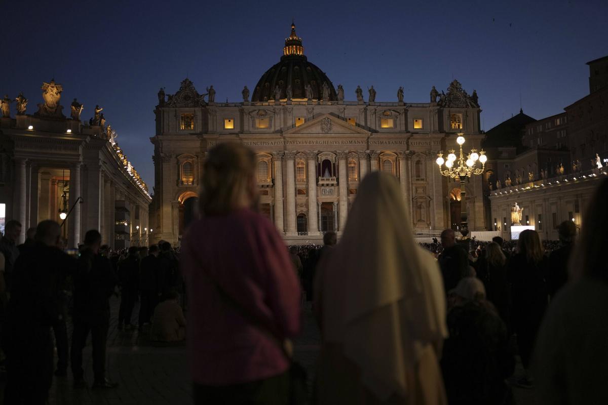 Las imágenes del cónclave por dentro: los cardenales en la Capilla Sixtina.