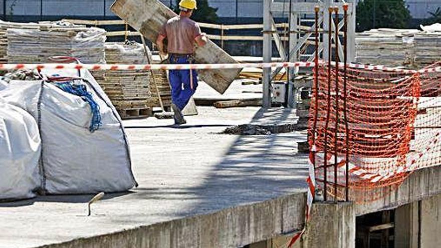 Un trabajador de la construcción en un edificio.