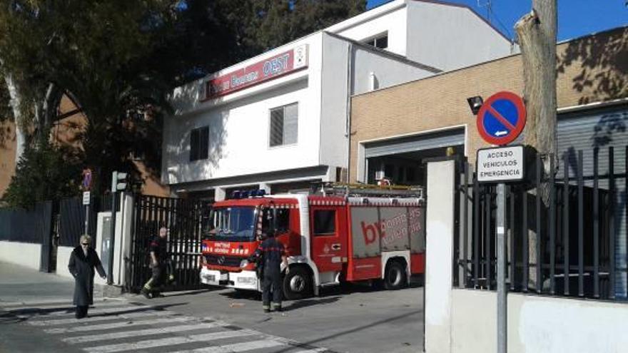 El gobierno local acusa al PP de cerrar el parque de bomberos del Oeste por interés electoral