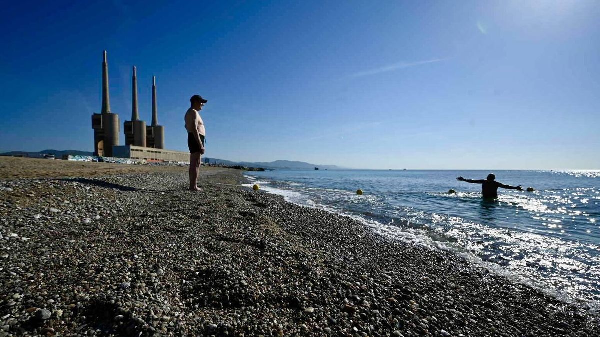 Primer día de la temporada de verano en la playa de Sant Adrià, cerrada por contaminación durante 4 años