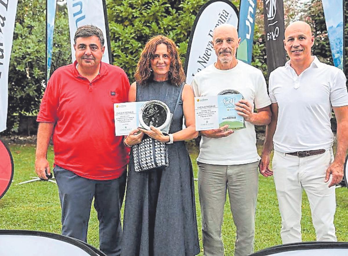 Ganadores 1ª categoría. Bert Wiegel y Laura Wiegel Cordero, junto a Esperanza Vallina, directora de Marketing de Embutidos Vallina.