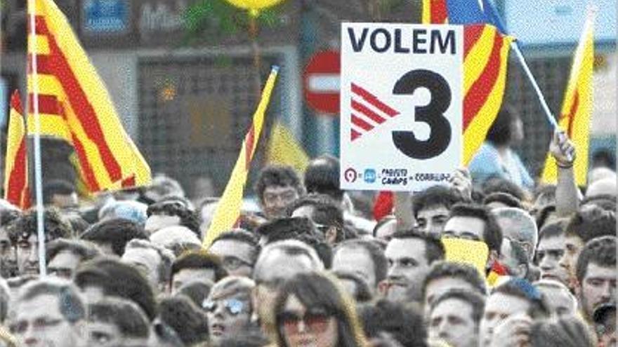 Manifestantes convocados por ACPV exigen que se vea TV3 en Valencia, en 2011.