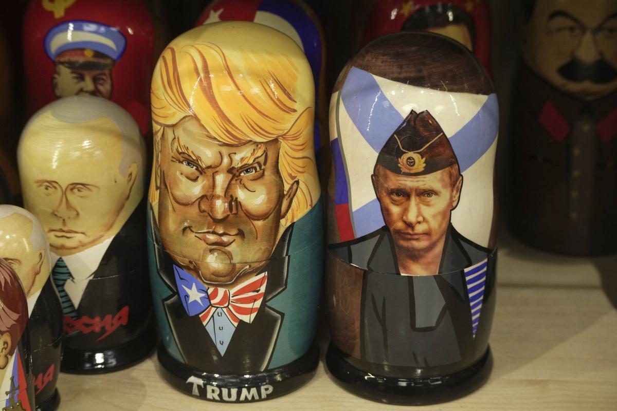 Figuras de madera rusas tradicionales representando a Trump y Putin
